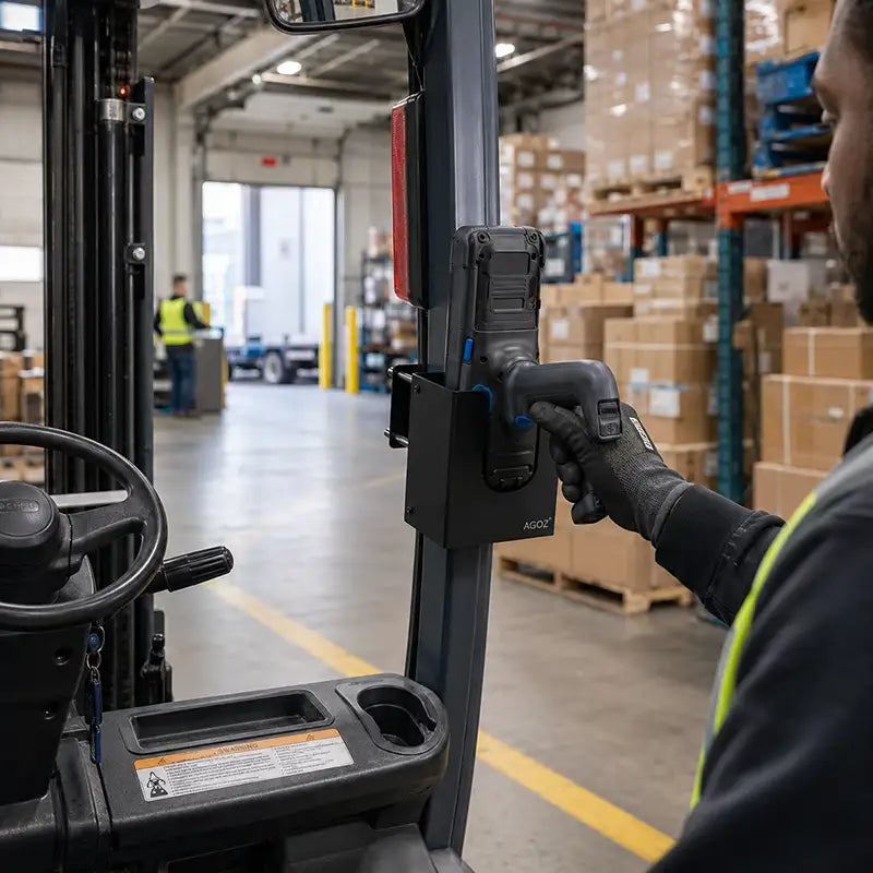 Préparez les lecteurs de codes-barres Janam Scan Gun portables pour le travail d'inventaire avec chariot élévateur.